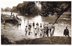 Wallingford,children paddling,river view